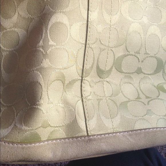 Pale green medium size coach purse - Picture 3 of 8